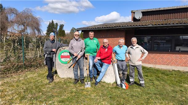 „Bremervörde räumt auf“: Die Ostestadt putzt sich heraus Diese Herren machten das BSC-Gelände frühlingsfit.