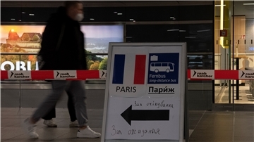 Diese Hinweistafel für ukrainische Kriegsflüchtlinge steht im Berliner Hauptbahnhof. Auch an diesem Morgen sind bereits zahlreiche Flüchtlinge aus dem Kriegsgebiet in Berlin angekommen.