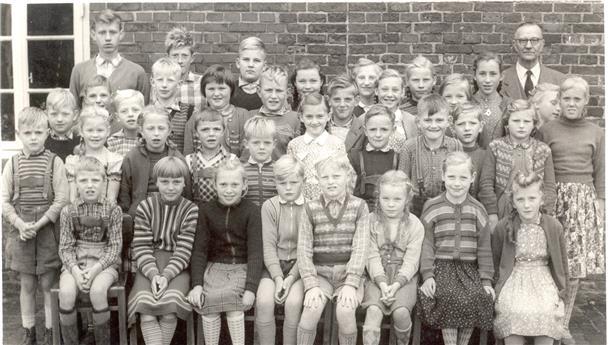 Diese Kinder besuchten die einklassige Schule in Moorsee im Jahr 1960. Rechts hinten Lehrer Peter Harmjanz.