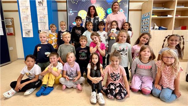 Eine Gruppe von Schulkindern in einem Klassenzimmer