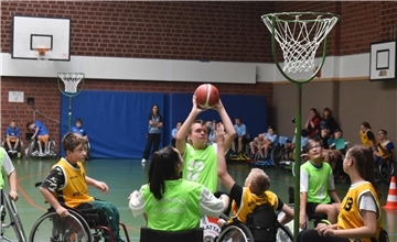  Kinder der Seeparkschule Wesermünde spielen Rollstuhlbasketball.