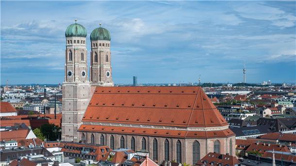 Diese Kirche steht in München.