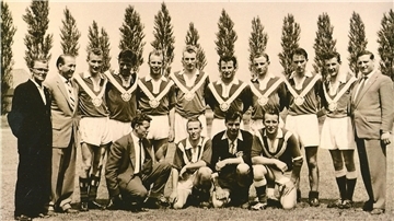 Diese Mannschaft mit (stehend, v.l.) Franz Kühnen (Betreuer), Emil Gerdes (1. Vorsitzender), Rolf Loer, Peter Umsen, Jürgen Renken, Reiner Gebauer, Georg Hauck, Manfred Ulke, Jürgen Huppert, Hans Schmidt, Gerd Reiprich (Vorstand) und (knieend, v.l.) Dieter Bergs. Horst Reiprich, Helmut Fenkohl und Karl-Heinz Wessels stieg 1961 als Tabellenerster der 1. Kreisklasse in die Bezirksklasse auf.