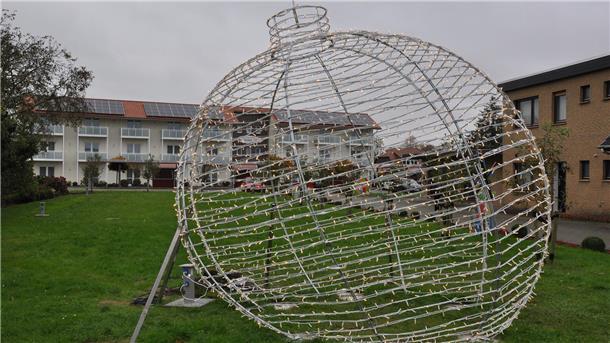 Diese prächtige überdimensionale Weihnachtskugel lädt an der Butjadinger Straße zum Besuch des Abbehauser Weihnachtsdorfs ein. Am kommenden Montag, 27. November, wird das Weihnachtsdorf eröffnet.
