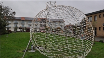 Diese prächtige überdimensionale Weihnachtskugel lädt an der Butjadinger Straße zum Besuch des Abbehauser Weihnachtsdorfs ein. Am kommenden Montag, 27. November, wird das Weihnachtsdorf eröffnet.