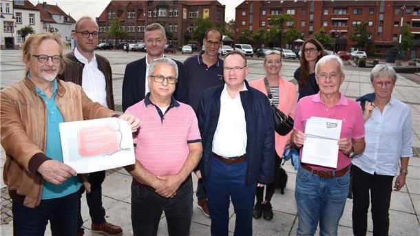 Diese protestierenden Ärztinnen und Ärzte nahmen an dem Pressegespräch in Nordenham teil (von links): Tilman Kaethner, Marc Harms, Nils Jahn (hinten), Ahmad Othman, Dirk Ebert, Carsten Wilkens, Psychotherapeutin Inka Parpart, Natalie Klingberg, Holger Curth und Marie-Luise Meiners.
