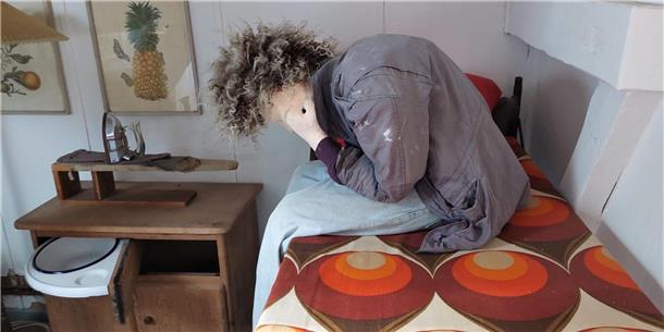 Diese Puppe auf dem Bett macht deutlich, wie die Internatsschüler in den Anfänge...
