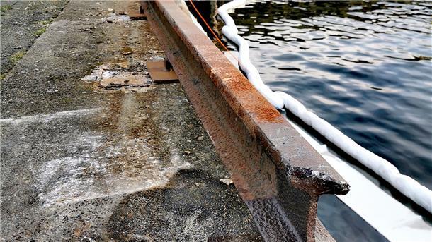 Fahrer hat Hustenanfall - Zugmaschine fährt über Kaimauer Diese Schiene dürfte den Lkw vor dem Abrauschen ins Hafenbecken bewahrt haben.