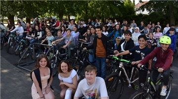Diese Schüler sowie einige Lehrkräfte nahmen an der Fahrrad-Aktion des Gymnasiums Nordenham teil. Vorne von links: SchülervertreterInnen Sanne Clapham, Leah Jantzen und Jonte Wiemers.