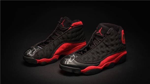 Bilder des Tages Diese schwarz-roten Sneakers hat Basketball-Star Michael Jordan 1998 in den NBA-Finals für die Chicago Bulls getragen. Bei einer Versteigerung könnten sie bis zu vier Millionen Dollar (etwa 3,7 Millionen Euro) einbringen.