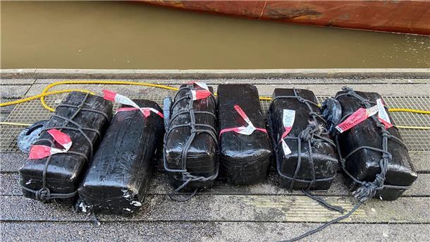 Diese sechs schwarzen Drogenpakete hat die Polizei im Braker Hafen sichergestellt. Sie beinhalten 280 Kilo Kokain.