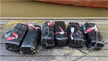 Diese sechs schwarzen Drogenpakete hat die Polizei im Braker Hafen sichergestellt. Sie beinhalten 280 Kilo Kokain.