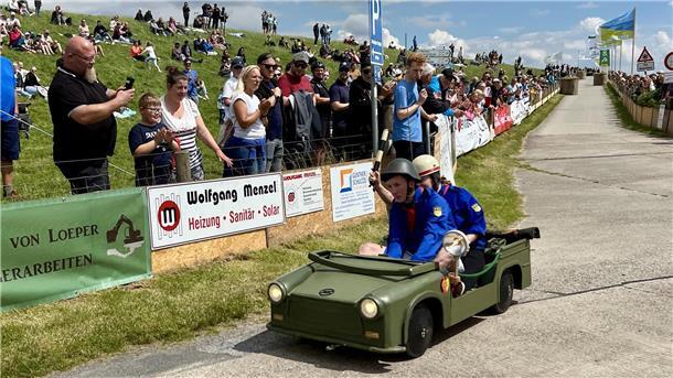 Seifenkistenrennen mit vielen Zuschauern in Feldhausen