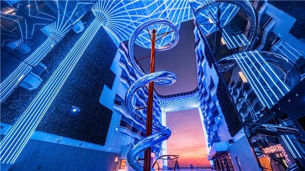 Diese spiralförmige Rutsche windet sich auf der „MSC World America“ mehrere Decks hinab.