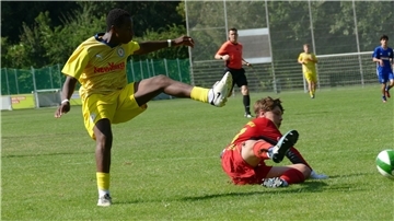 Diese Szene entschied die Partie. JFV-Keeper Fiete Jankowski klärt den Ball gegen Famara Touray, aber Yvan Loic Simo Kom konnte danach den Ball ins leere Tor schießen.