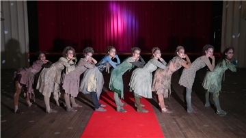 Diese Tour ist nichts für zartbesaitete Menschen: Mitglieder des Fördervereins des Tivoli haben gemeinsam mit Tänzerinnen der Tanz-Etage Bremerhaven ein ganz besonderes Halloween-Event geschaffen.