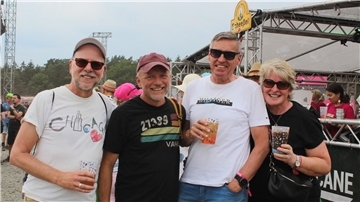 Vier Menschen stehen vor einm Bierstand