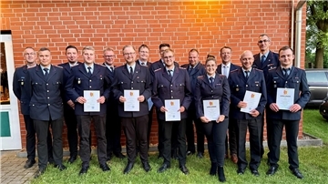 Schicke Uniformen und zusätzliche Lehrgänge für Feuerwehrleute Dirk Otjen, Sascha Ortmann, Florian Schäfer, Nicolas Meyer, Heiko Peper, Colin Vajen, Bernd Beckmann, Rene Nordwig, Niklas Postels, Stefan Müller, Lina Kuschel, Henning Fricke, Phillip Weywer, Torben Wilshusen, Justus Trumann