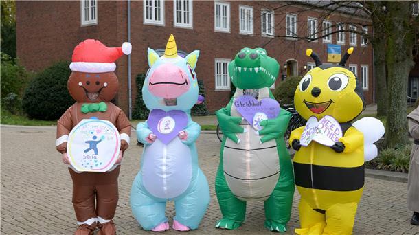 Demonstranten in Kostümen