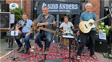 Diese vier sind anders, denn sie haben quasi im Alleingang ein neues Genre aus der Taufe gehoben: Kleinkunst-Rock ’n’ Roll. Die anspruchsvollen, meist satirisch verpackten Geschichten reichen von Tiefsinn bis Irrwitz, von ernsthaft bis pittoresk oder auch von beißend bis (ganz selten) sanft. Die Band spielt im Kulturhof in Beverstedt.
