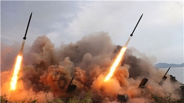 Diese von der staatlichen nordkoreanischen Nachrichtenagentur KCNA zur Verfügung gestellte Aufnahme zeigt eine Militärübung. Dieser Inhalt kann nicht unabhängig verifiziert werden.