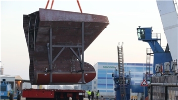 Diese Vorschiff-Sektion kam Anfang Januar mit dem BVT-Schwimmkran im Fischereihafen an. Es soll sich um ein Bauteil für eine der ägyptischen Fregatten handeln.
