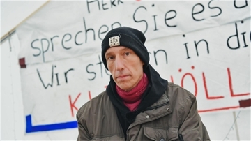 Diese Woche ist der 49-jährige Wolfgang Metzeler-Kick in eine Klinik gebracht worden. Grund sei ein Kreislaufkollaps nach 89 Tagen Hungerstreik gewesen, hieß es.