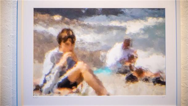 Diesen Jungen am Strand, zu sehen in der Galerie 149, hat Claudia Reismann fotografiert, nicht gemalt. Mit ihrer Kamera gelingen ihr ähnliche Effekte wie den Impressionisten.