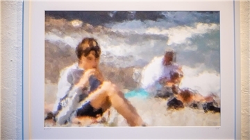Diesen Jungen am Strand, zu sehen in der Galerie 149, hat Claudia Reismann fotografiert, nicht gemalt. Mit ihrer Kamera gelingen ihr ähnliche Effekte wie den Impressionisten.