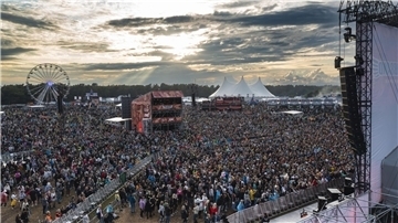Diesen wunderschönen Blick über das Infield beim Deichbrand 2023 beschert uns das Drohnenvideo von Thomas Krey.