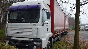 Dieser 40-Tonner steht ungewollt auf dem Gelände der Firma AAA Express-Kurier. Es könnte sein, dass sich schon bald das Amtsgericht Zeven mit dem Laster befassen muss.
