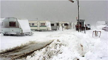 Wohnwagen zugeschneit