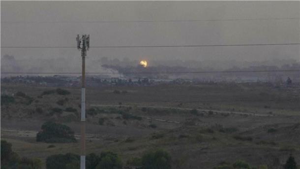 Dieser Ausschnitt aus einem im Süden Israels aufgenommenen Video zeigt Flammen und Rauch, die nach einem israelischen Luftangriff im Gazastreifen aufsteigen, wie palästinensische Sanitäter berichten.