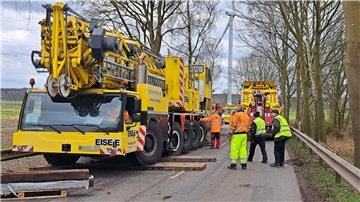Dieser Autokran ist auf der Umleitung bei Uthlede im Fahrbahnrand steckengeblieben und musste abgeschleppt werden. Der Landkreis möchte für die entstandenen Kosten entschädigt werden.