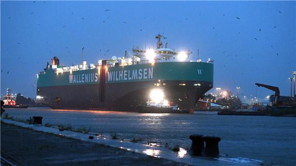 Dieser Autotransporter der Wallenius Lines riss sich im Gewittersturm am Sonntagabend im Hafen von Bremerhaven los. Er war am Westufer des Verbindungshafens vertäut.