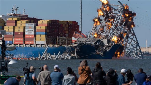 Trümmerteil von eingestürzter Brücke in Baltimore gesprengt Dieser Brückenteil wurde nun mit Sprengladungen in die Luft gejagt, um das darunter liegende Schiff freizulegen.