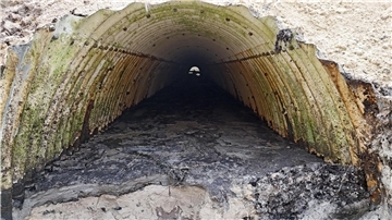 Dieser Durchlass unter der A27 bei Hagen wurde im Frühjahr unter Vollsperrung ausgegraben und komplett ersetzt. Fünf ähnliche Tunnel im Cuxland müssen bald ebenfalls erneuert werden.