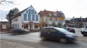 Mehrere Autos fahren durch einen Kurvenbereich in Dorum.