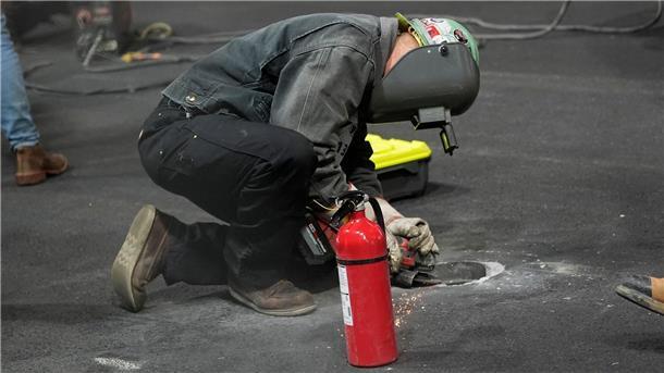 Formel-1-Traumszenario: „Feiern, wie es nur Las Vegas kann“ Dieser gelockerte Gullydeckel sorgte im Vergangenheit für eine peinliche Verzögerung des Formel-1-Trainings.