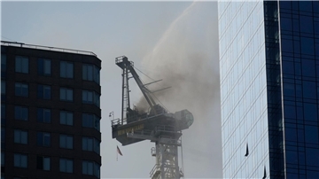 Dieser Kran fing bei Bauarbeiten in New York Feuer und brach anschließend teilweise zusammen.