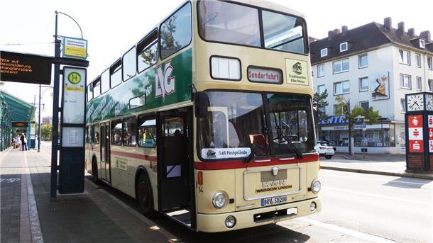 ein Doppeldecker-Bus steht an einer Haltestelle