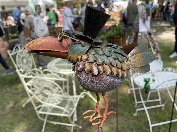 Dieser schräge Vogel ist eine Zierde für jeden Garten - jedenfalls, wenn der Besitzer mit ein bisschen Humor gesegnet ist.
