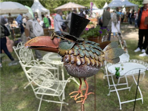So schön war die Landpartie „Garten & Ambiente“ in Nordenham Dieser schräge Vogel ist eine Zierde für jeden Garten - jedenfalls, wenn der Besitzer mit ein bisschen Humor gesegnet ist.