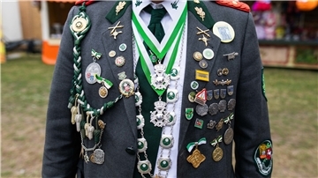 Dieser Schütze trägt viele Orden an seiner Jacke. Ganz so viele sind es bei Familie Küsel noch nicht.