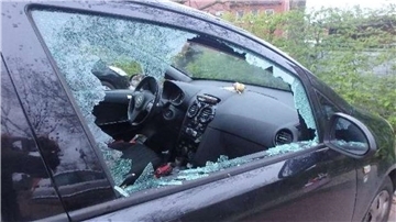 Dieser schwarze Opel Corsa wurde in Zeven aufgebrochen. Die Polizei sucht die Täter und bittet deshalb um Hinweise von Zeugen.