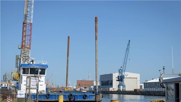 Dieser Schwimmkran wurde der „Alex II“ zum Verhängnis. Der Dreimaster erwischte die Metallpfähle auf der rechten Seite des Krans.