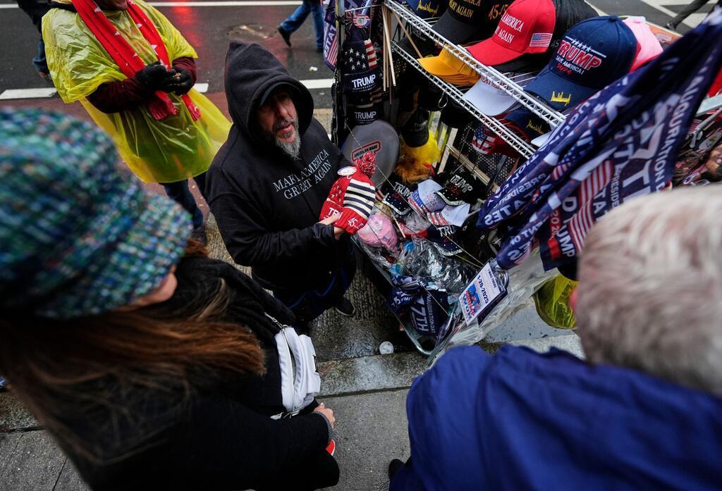 Dieser Straßenverkäufer wird vor der Arena, in der Trump später spricht, einiges an Merchandise-Artikeln los.
