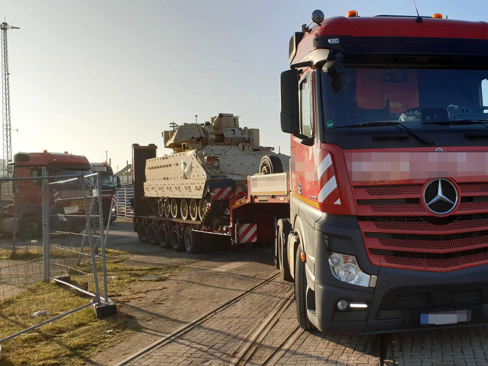 Dieser Tieflader ist bereit für die Abfahrt aus Bremerhaven.