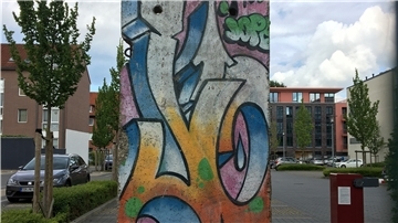 Dieser Überrest der Berliner Mauer steht in Bremerhaven. Vor 60 jahren wurde er an der damaligen Grenze zwischen DDR und BRD aufgestellt.