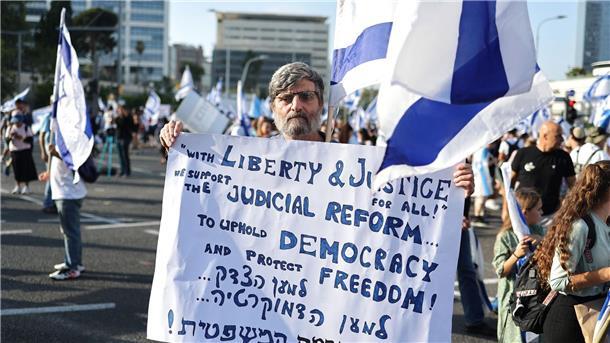 Israel: Knesset berät Justizumbau, Herzog hofft auf Einigung Dieser Demonstrant in Tel Aviv gehört zu den Unterstützern des Gesetzesvorhabens.